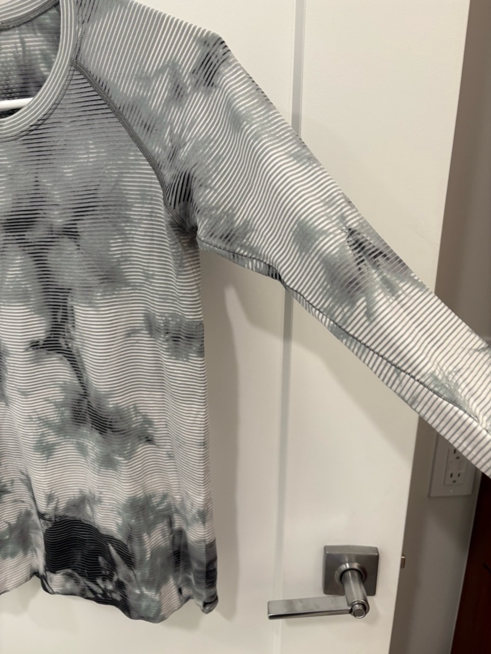 Lululemon Swiftly Tech Long Sleeve 2.0 in
Shibori Stripe Graphite Grey Size 6 - Picture 5 of 14